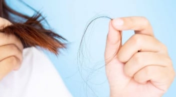 Mỗi sáng thức dậy tóc rụng đầy gối? 4 thói quen trước giờ ngủ có thể là nguyên nhân