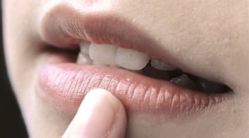 4 thói quen khiến môi ngày càng thâm sạm, nhiều người mắc phải mà không hay biết