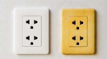 Vì sao ổ điện dần chuyển từ màu trắng sang ngả vàng? Có an toàn để dùng không?