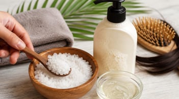 Trộn muối với dầu gội đầu: Mẹo đơn giản nhiều chị em thử một lần rồi duy trì, nhưng cần dùng đúng cách