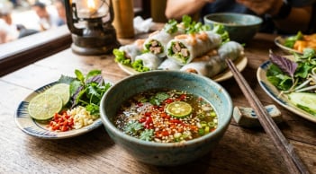 Bí quyết pha nước chấm phở cuốn chua ngọt chuẩn vị Hà Thành: Tỏi ớt nổi bồng bềnh, đậm đà khó cưỡng