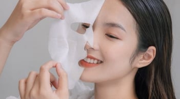 Đắp mặt nạ bị dị ứng phải làm sao? Những sai lầm phổ biến khiến làn da dễ kích ứng