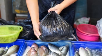 Vì sao người bán cá thường đựng bằng túi nilon màu đen thay vì túi trắng, hồng hay xanh?