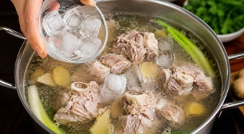 Vì sao nhiều người thả đá lạnh vào nồi canh xương?