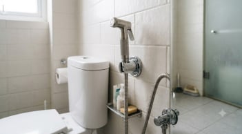 Vì sao bác sĩ khuyên nên dùng vòi xịt thay vì giấy vệ sinh?