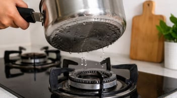 Vì sao tuyệt đối không đặt nồi chảo còn ướt đáy lên bếp gas?