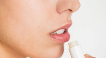 4 thói quen nhiều người mắc phải khiến môi ngày càng thâm, khô nứt dù chăm dùng son dưỡng