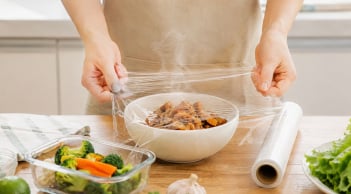 Có nên bọc màng bọc thực phẩm khi thức ăn còn nóng?
