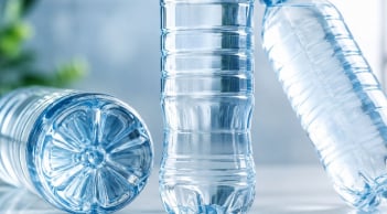 Vì sao hầu hết chai nước đều có đáy hình cánh hoa?