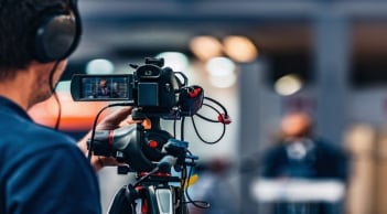 Người hướng nội áp lực khi phải xuất hiện trong video công ty