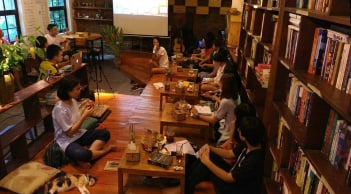 Người hướng nội tìm thấy sự bình yên trong các không gian đọc sách
