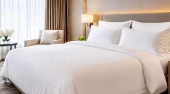 Vì sao khách sạn luôn dùng ga trải giường màu trắng mà không phải đỏ, vàng, họa tiết?