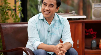 MC Quyền Linh đăng ảnh của bản thân và phủ nhận điều này