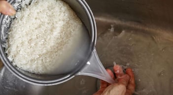 Nên vo gạo mấy lần khi nấu cơm là tốt nhất?