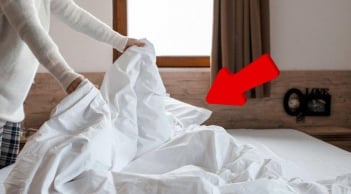 Tại sao bạn không nên gấp chăn gối khi rời khách sạn?