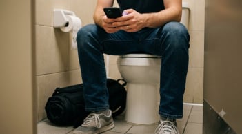 Vì sao không nên vừa đi vệ sinh vừa dùng điện thoại?