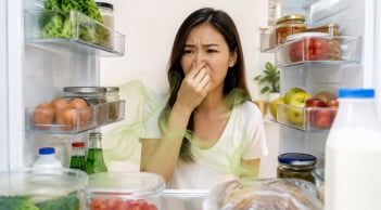 Vì sao tủ lạnh nhìn thì sạch mà vẫn có mùi hôi?