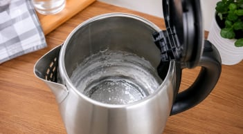 Ấm siêu tốc có cặn trắng có nguy hiểm không?