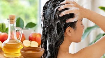 Vì sao nhiều người thêm giấm vào gội đầu?