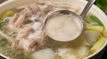 Bọt nổi khi nấu canh là gì? Có phải cứ hớt bỏ là đúng?
