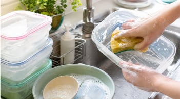 Cách rửa hộp nhựa, cốc bát nhựa sạch bay dầu mỡ, không còn nhớt dính: Chỉ cần đổi thứ tự này