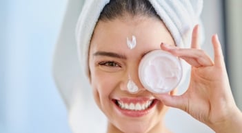 Khoảng nghỉ giữa các bước skincare bao lâu là hợp lý?