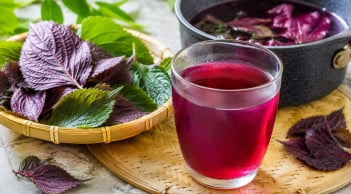 Khi nấu nước tía tô, nhớ mẹo này thì màu đỏ đẹp, không thâm xỉn