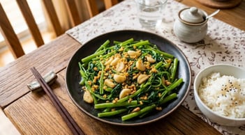 Mẹo xào rau muống xanh mướt, dậy mùi thơm