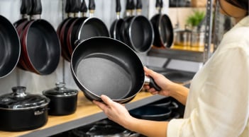 Mua chảo mới, đừng vội trả tiền nếu chưa kiểm tra 6 điều này
