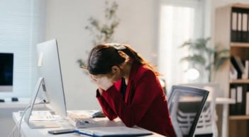 Burnout văn phòng và cái giá của cuộc đua thành tích ở người trẻ