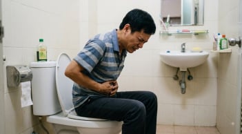 Nên ngồi bồn cầu trong bao lâu? Cảnh báo từ bác sĩ tiêu hóa