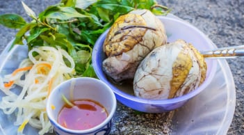 Ăn trứng vịt lộn vào buổi sáng hay buổi tối tốt hơn?