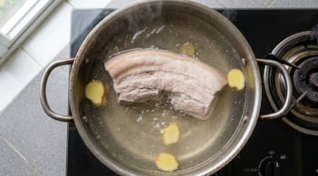 Tại sao luộc thịt nên thêm gừng?