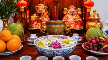 Vì sao ban thờ Thần Tài thường có một bát nước thả hoa?