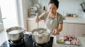 Lớp bọt nổi khi hầm xương có phải chất bẩn? Câu trả lời không giống nhiều người nghĩ