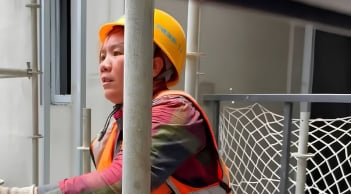 Mẹ đơn thân khuân ống thép nuôi con gái được tuyển thẳng Đại học