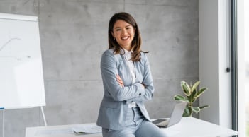 Phụ nữ tự chủ tài chính bằng nghề truyền thống và công nghệ mới