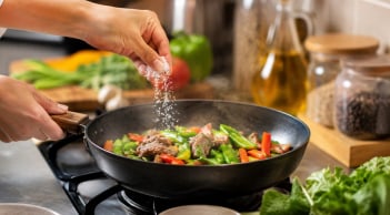 Thời điểm nêm muối khiến món ăn mất ngon nhưng nhiều người vẫn mắc vì thói quen