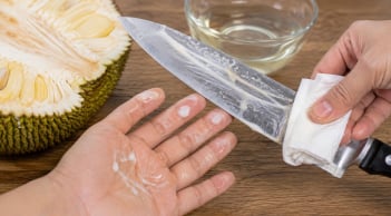 Nhựa mít dính dao, dính tay đừng rửa ngay: Làm cách này vài phút là sạch