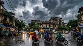 Áp thấp nhiệt đới sắp mạnh lên thành bão, Hà Nội mưa lớn diện rộng