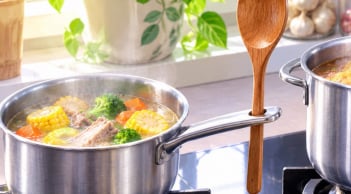 Chiếc lỗ trên tay cầm nồi chảo thực sự được thiết kế để làm gì? Hóa ra không chỉ để treo lên
