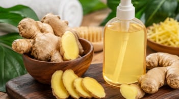 Dùng gừng tươi gội đầu: Mẹo đơn giản hỗ trợ sạch gàu, da đầu thông thoáng, tóc trông khỏe hơn