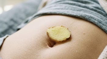 Trước khi ngủ, đắp một lát gừng lên rốn: Cơ thể nhận được 4 lợi ích đặc biệt