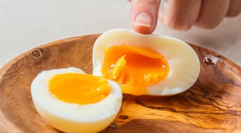 Tại sao nên cho chút giấm vào nồi luộc trứng?