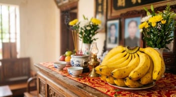 Vì sao nhiều người kiêng đặt chuối lên bàn thờ vào Rằm tháng 7?