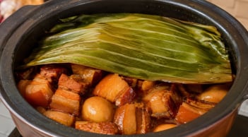 Vì sao nhiều người phủ lá chuối lên mặt nồi thịt kho tàu?