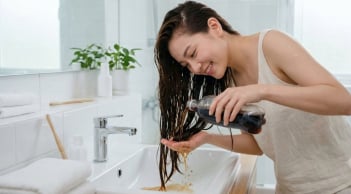 Mẹo gội đầu bằng coca giúp tóc bóng mượt, bồng bềnh, cả tuần không bết