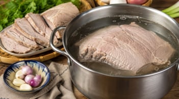 Luộc thịt nên cho vào từ nước lạnh hay nước sôi? Làm sai bước này nên thịt hay khô