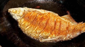 Mẹo rán cá vàng giòn, không bắn dầu, sát chảo