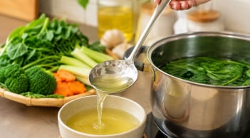Có nên dùng nước luộc rau? Đây là nước giàu dinh dưỡng hay chứa thành phần không tốt?